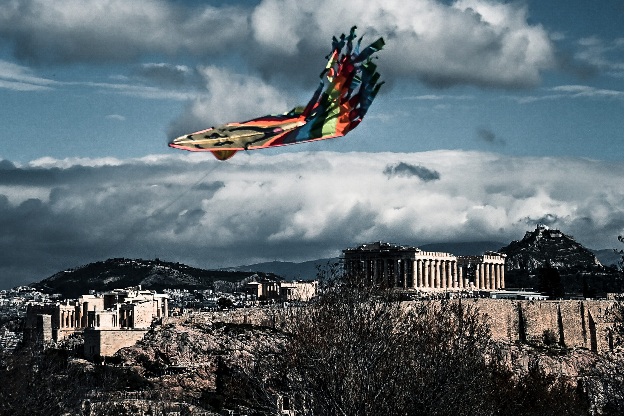 Λαϊκό γλέντι στον λόφο του Φιλοπάππου με φόντο τους πολύχρωμους χαρταετούς στον αττικό ουρανό