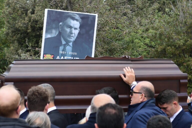 Συγκίνηση στην κηδεία του Αλέξη Κούγια – Συντετριμμένοι συγγενείς και φίλοι είπαν το τελευταίο αντίο