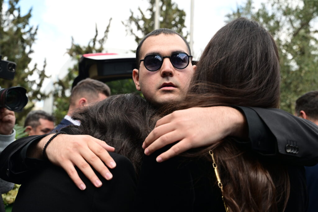 Συγκίνηση στην κηδεία του Αλέξη Κούγια – Συντετριμμένοι συγγενείς και φίλοι είπαν το τελευταίο αντίο