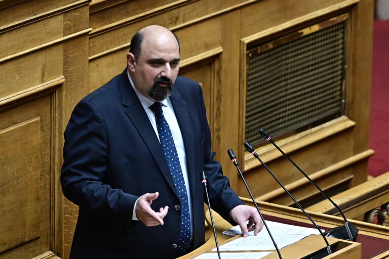 Απευθείας παραπομπή στη Δικαιοσύνη ζητά ο Χρ. Τριαντόπουλος – Σφοδρές αντιδράσεις από τα κόμματα της αντιπολίτευσης