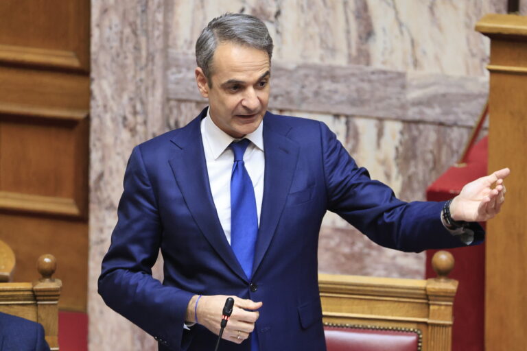 Κορυφώνεται η μετωπική στη Βουλή: Πού θα εστιάσει ο πρωθυπουργός – Σε υψηλούς τόνους αναμένεται η ομιλία Ανδρουλάκη