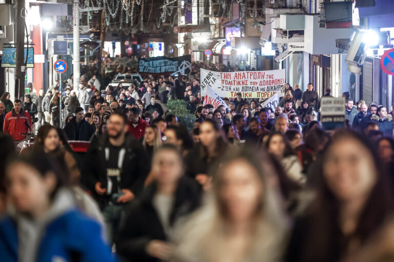 Διαδηλώσεις για τα Τέμπη: Ανθρώπινα «ποτάμια» στους δρόμους πολλών επαρχιακών πόλεων – Προανήγγειλαν νέες κινητοποιήσεις
