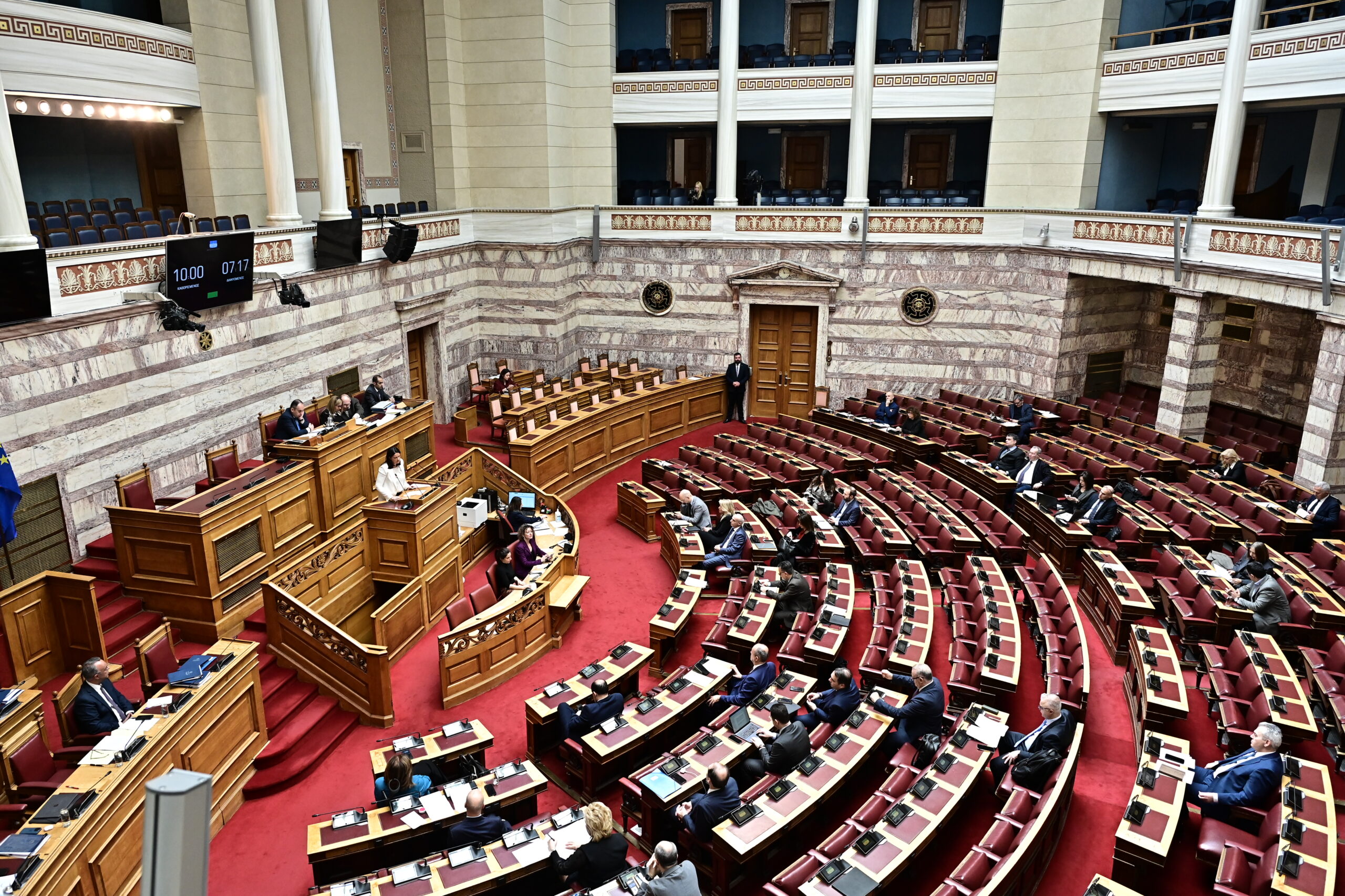 Συνθήκες πόλωσης στη Βουλή στη συζήτηση επί της πρότασης δυσπιστίας – Κατηγορίες συγκάλυψης στην κυβέρνηση από την αντιπολίτευση