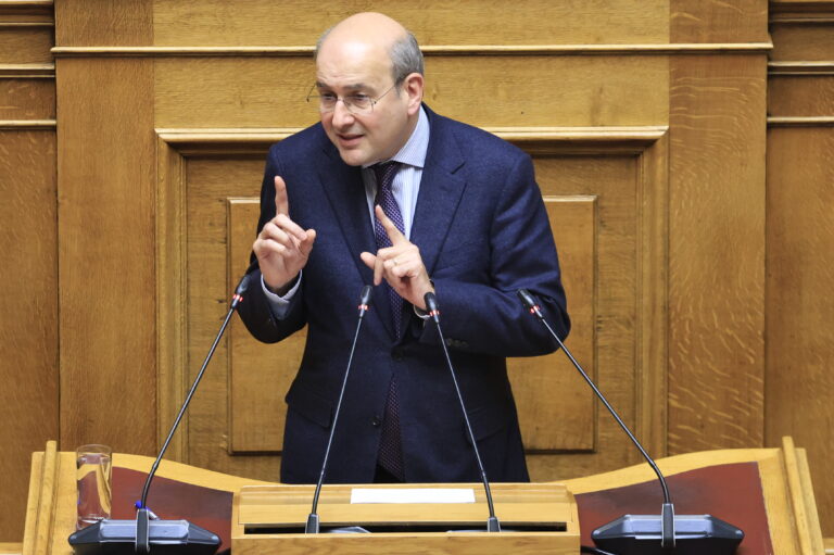 Κ. Χατζηδάκης: Δεν θα επιτρέψουμε να ζήσει η Ελλάδα το μύθο του Σισύφου – Κάθαρση και «ποτέ ξανά» για την τραγωδία στα Τέμπη