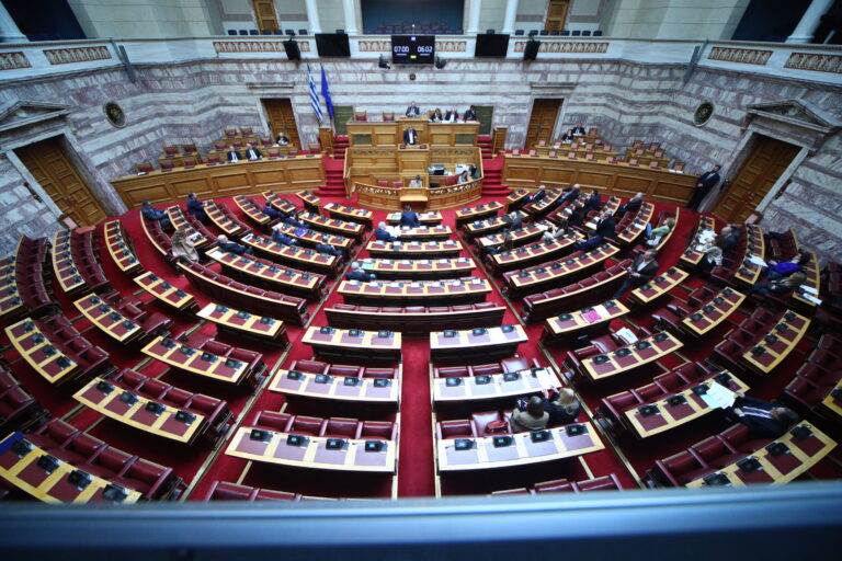 Στη Βουλή η δικογραφία για τα Τέμπη: Ξεκίνησε η διαδικασία της ανάγνωσης