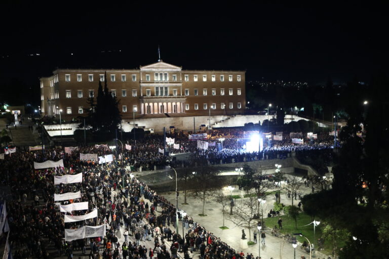 Επεισόδια έξω από τη Βουλή μετά την ολοκλήρωση του συλλαλητηρίου – Πλήθος κόσμου ζήτησε «δικαιοσύνη και αλήθεια»