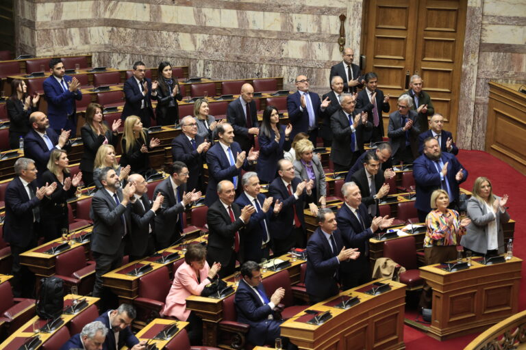 Απορρίφθηκε η πρόταση δυσπιστίας: Τα πολιτικά μηνύματα του πρωθυπουργού και οι θέσεις της αντιπολίτευσης