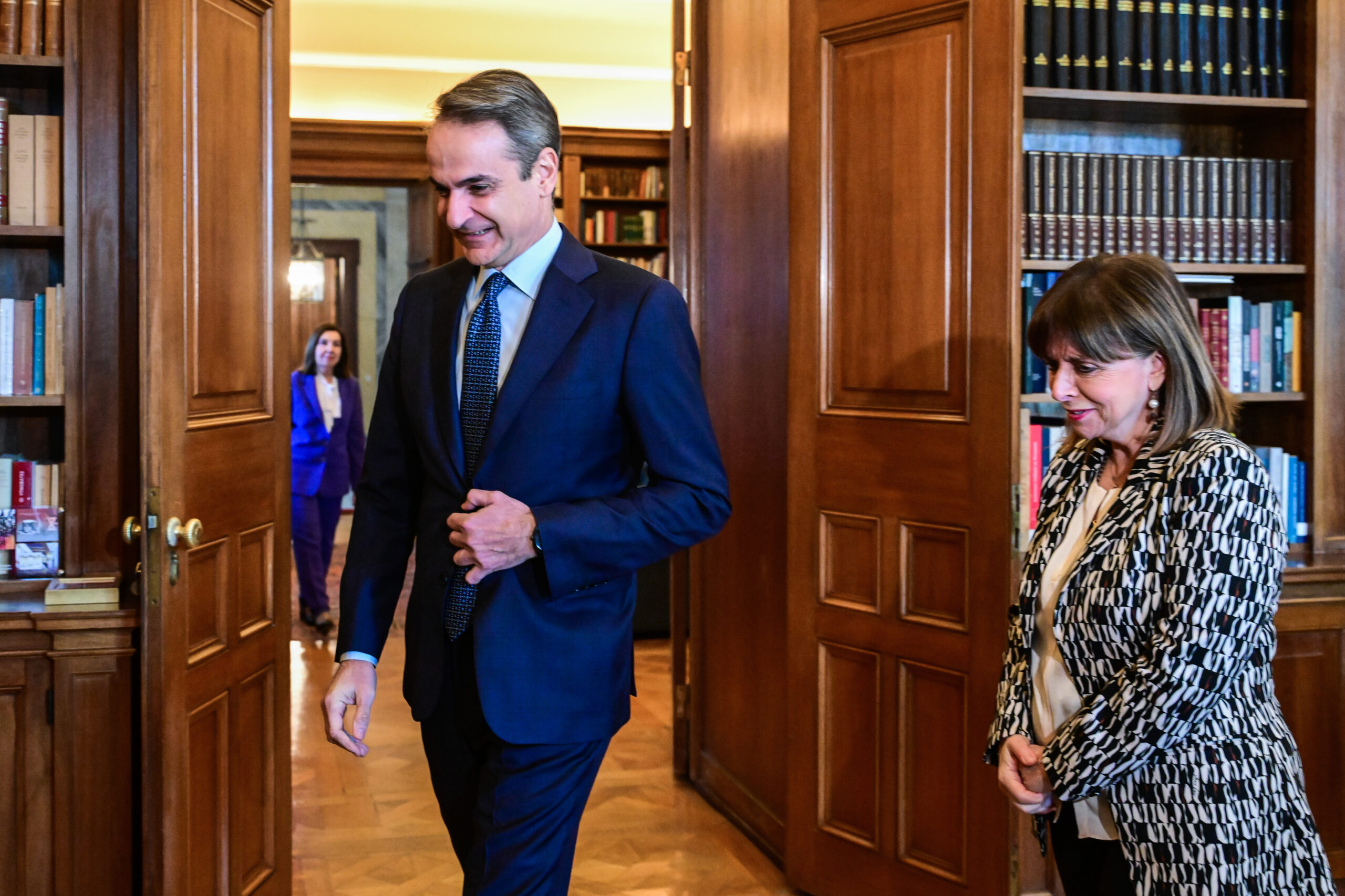 [376358] ΣΥΝΑΝΤΗΣΗ ΤΗΣ ΠτΔ ΚΑΤΕΡΙΝΑΣ ΣΑΚΕΛΛΑΡΟΠΟΥΛΟΥ ΜΕ ΤΟΝ ΠΡΩΘΥΠΟΥΡΓΟ ΚΥΡΙΑΚΟ ΜΗΤΣΟΤΑΚΗ   (ΤΑΤΙΑΝΑ ΜΠΟΛΑΡΗ/EUROKINISSI)