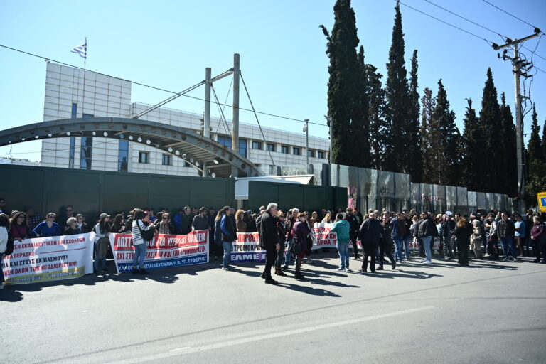Διαμαρτυρία των ομοσπονδιών του κλάδου των εκπαιδευτικών έξω από το Υπουργείο Παιδείας