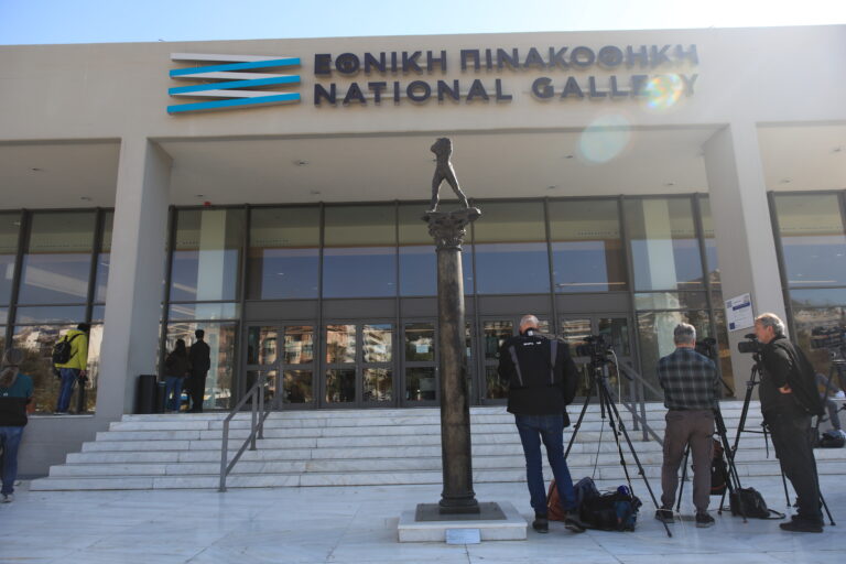 «Δεν προσβάλλουμε τα θρησκευτικά δικαιώματα των ανθρώπων», λέει καλλιτέχνης της έκθεσης που βανδάλισε ο βουλευτής της «Νίκης»