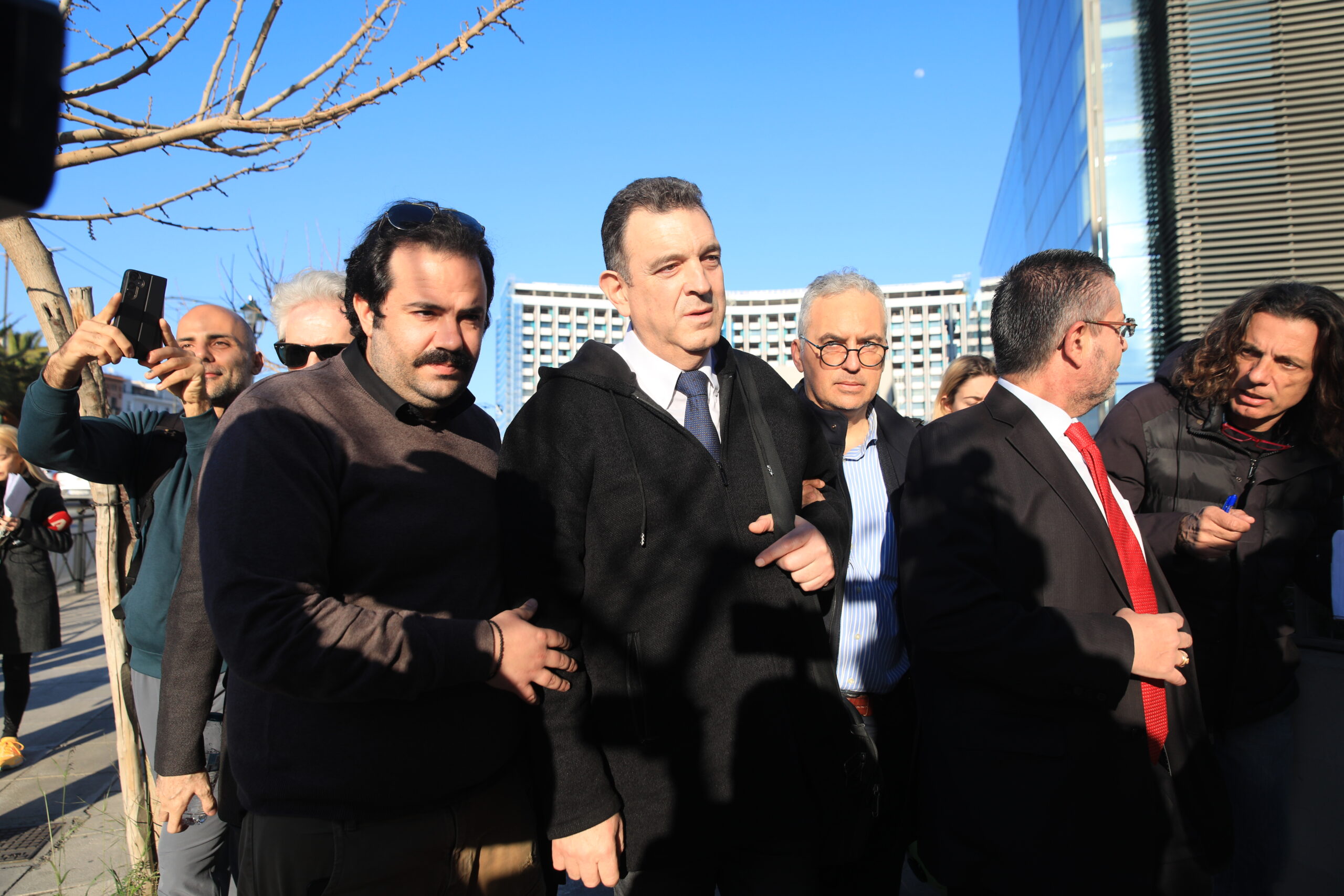 Εισβολή στην Πινακοθήκη και επίθεση σε έργα τέχνης από βουλευτή της ΝΙΚΗΣ – «Ξεκρέμασα τέσσερις βέβηλες εικόνες»