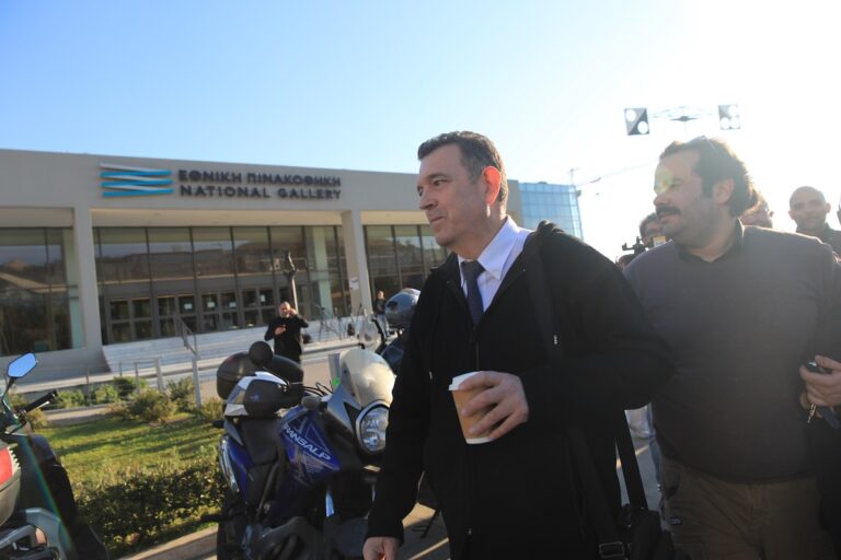 Bουλευτής της Νίκης βανδάλισε έκθεση στην Εθνική Πινακοθήκη γιατί τη θεώρησε βλάσφημη – Αποχώρησε από τον χώρο μετά από πολύωρη παραμονή