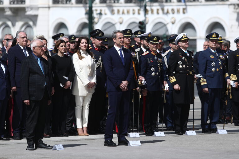 Υπόκλιση του Κ. Μητσοτάκη μπροστά από τα ονόματα των 57 θυμάτων των Τεμπών
