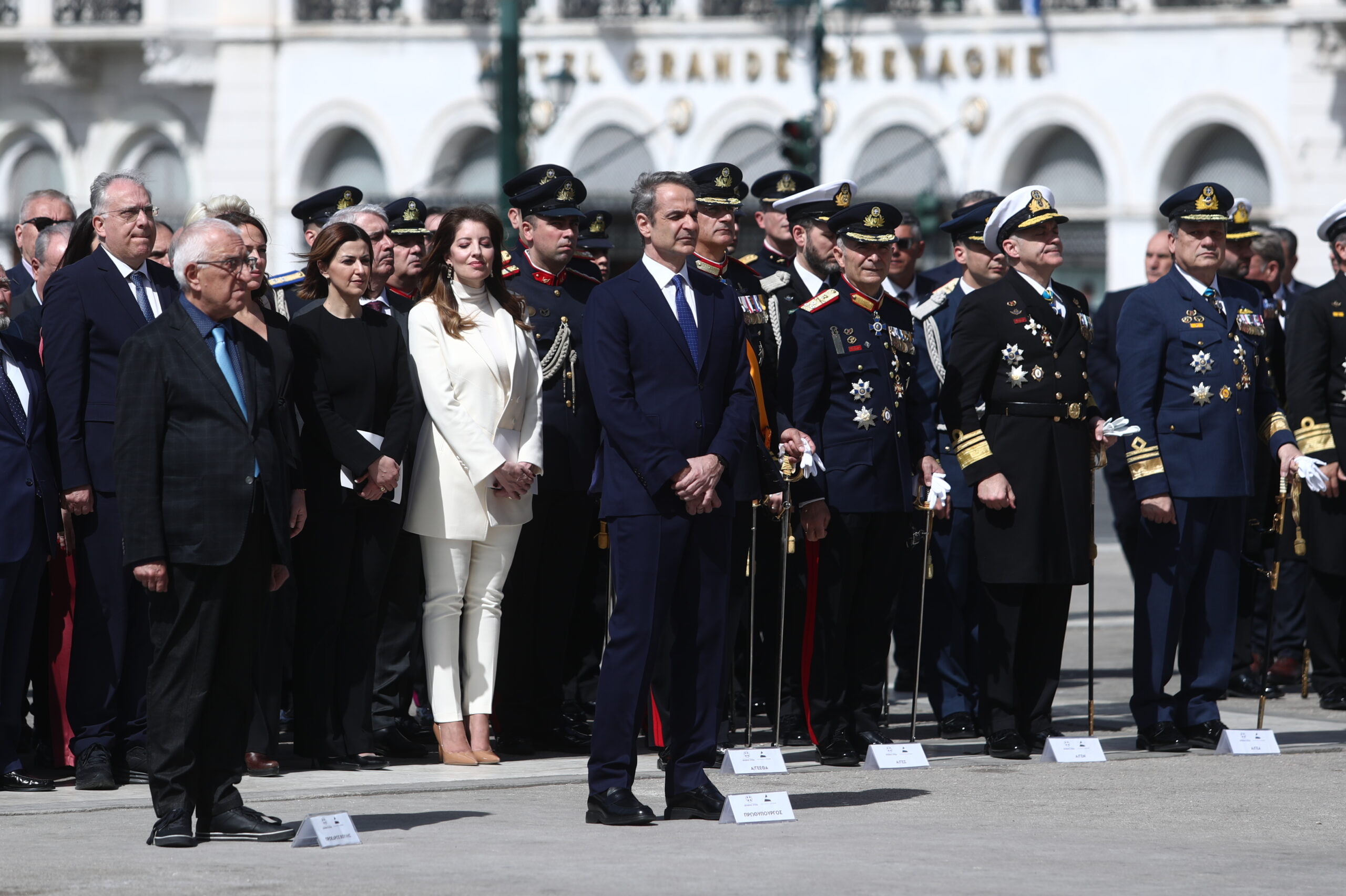 [376425] ΚΑΤΑΘΕΣΗ ΣΤΕΦΑΝΟΥ ΣΤΟ ΜΝΗΜΕΙΟ ΤΟΥ ΑΓΝΩΣΤΟΥ ΣΤΡΑΤΙΩΤΗ ΑΠΟ ΤΟ ΝΕΟ ΠΡΟΕΔΡΟ ΤΗΣ ΔΗΜΟΚΡΑΤΙΑΣ ΚΩΝΣΤΑΝΤΙΝΟ ΤΑΣΟΥΛΑ  (ΣΩΤΗΡΗΣ ΔΗΜΗΤΡΟΠΟΥΛΟΣ/EUROKINISSI)