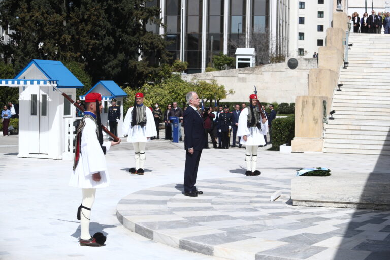 Η κατάθεση στεφάνου από τον νέο Πρόεδρο της Δημοκρατίας στον Άγνωστο Στρατιώτη