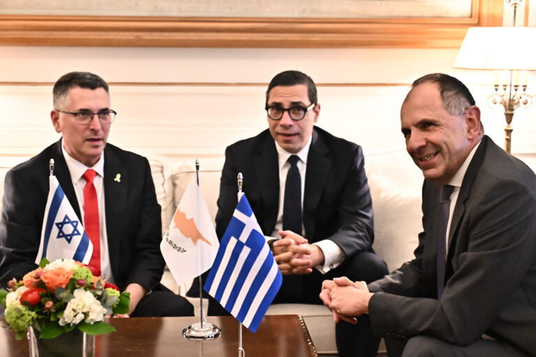 Οι κοινές δηλώσεις των ΥΠΕΞ Ελλάδας Γιώργου Γεραπετρίτη, Κύπρου Κωνσταντίνου Κόμπου και Ισραήλ Γκίντεον Σαάρ