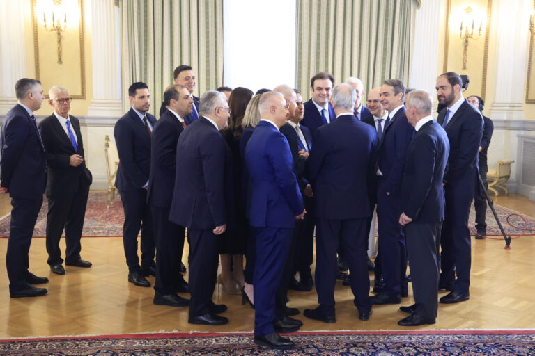 Σύντομη συνομιλία Τασούλα με νέους υπουργούς και υφυπουργούς – Τι τους συμβούλεψε