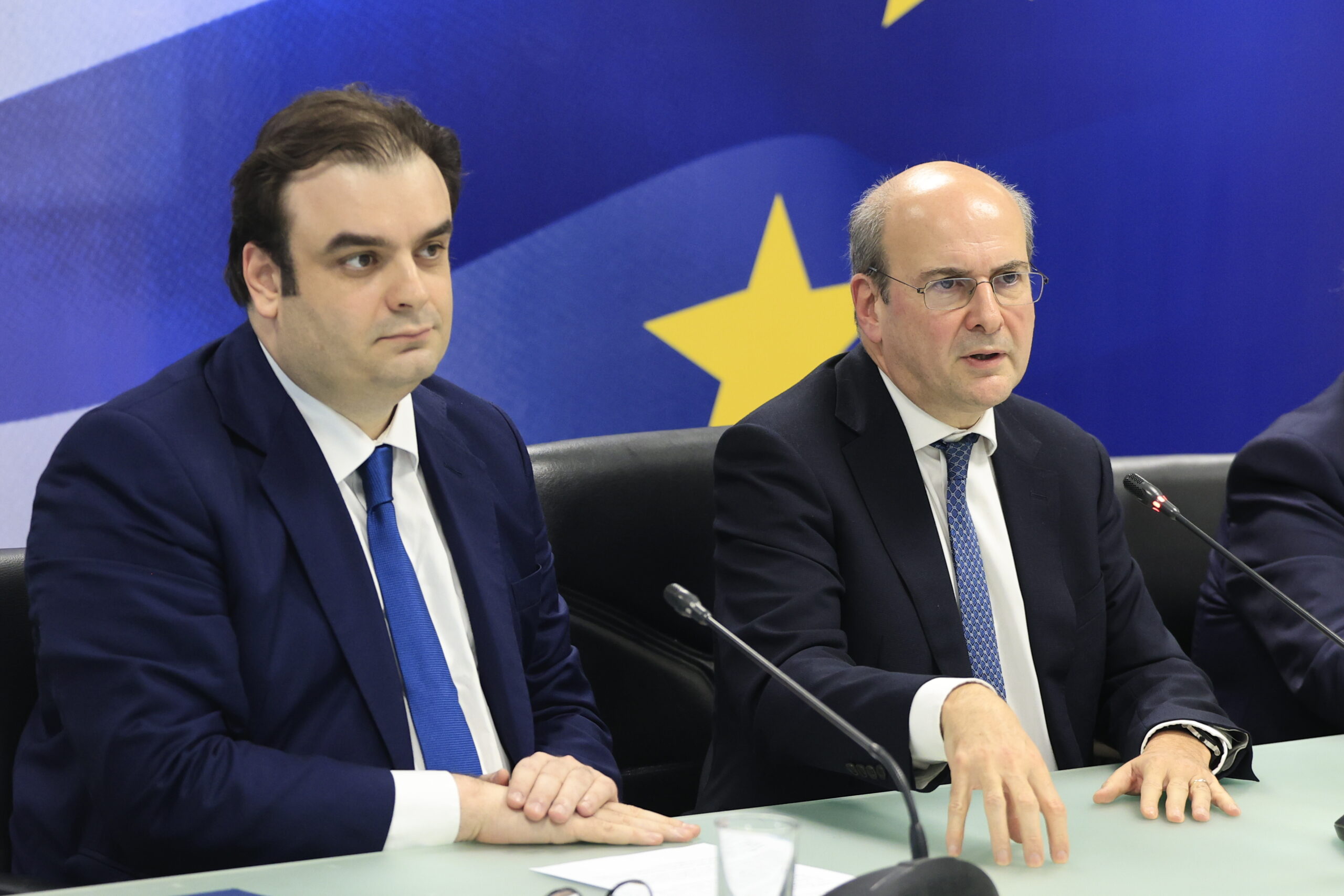 ΤΕΛΕΤΗ ΠΑΡΑΔΟΣΗΣ - ΠΑΡΑΛΑΒΗΣ ΣΤΟ ΥΠΟΥΡΓΕΙΟ ΟΙΚΟΝΟΜΙΚΩΝ (ΓΙΩΡΓΟΣ ΚΟΝΤΑΡΙΝΗΣ/EUROKINISSI)