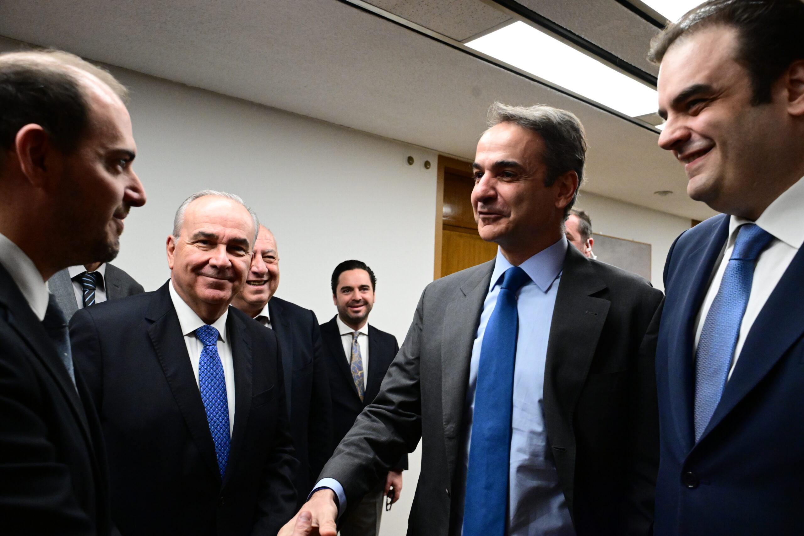 [376540] ΕΠΙΣΚΕΨΗ  ΤΟΥ ΠΡΩΘΥΠΟΥΡΓΟΥ ΚΥΡΙΑΚΟΥ ΜΗΤΣΟΤΑΚΗ ΣΤΟ ΥΠΟΥΡΓΕΙΟ ΕΘΝΙΚΗΣ ΟΙΚΟΝΟΜΙΑΣ ΚΑΙ ΟΙΚΟΝΟΜΙΚΩΝ (ΤΑΤΙΑΝΑ ΜΠΟΛΑΡΗ/EUROKINISSI)