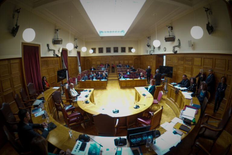 Κορυφώνεται η αντιπαράθεση κυβέρνησης – αντιπολίτευσης ενόψει της κατάθεσης Τριαντόπουλου στην προανακριτική