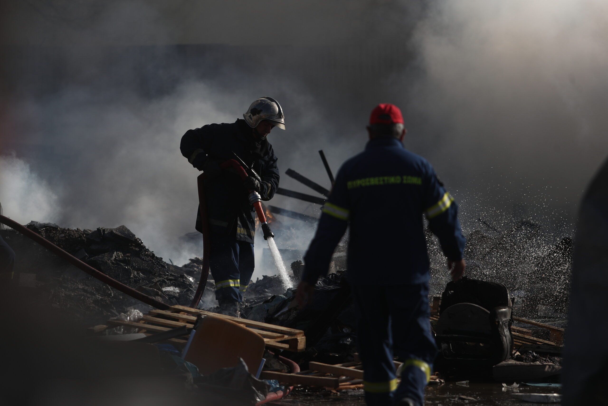 Υπό έλεγχο η φωτιά σε υπαίθριο χώρο στον Ταύρο