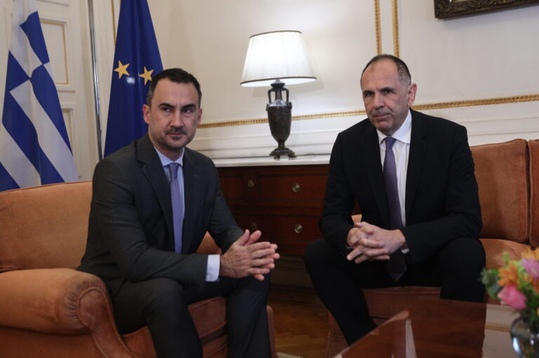 Α. Χαρίτσης μετά από τη συνάντηση με ΥΠΕΞ: Έντονες γεωπολιτικές ανακατατάξεις, ανησυχητικές εξελίξεις – Θέσαμε το ζήτημα της ειρήνης