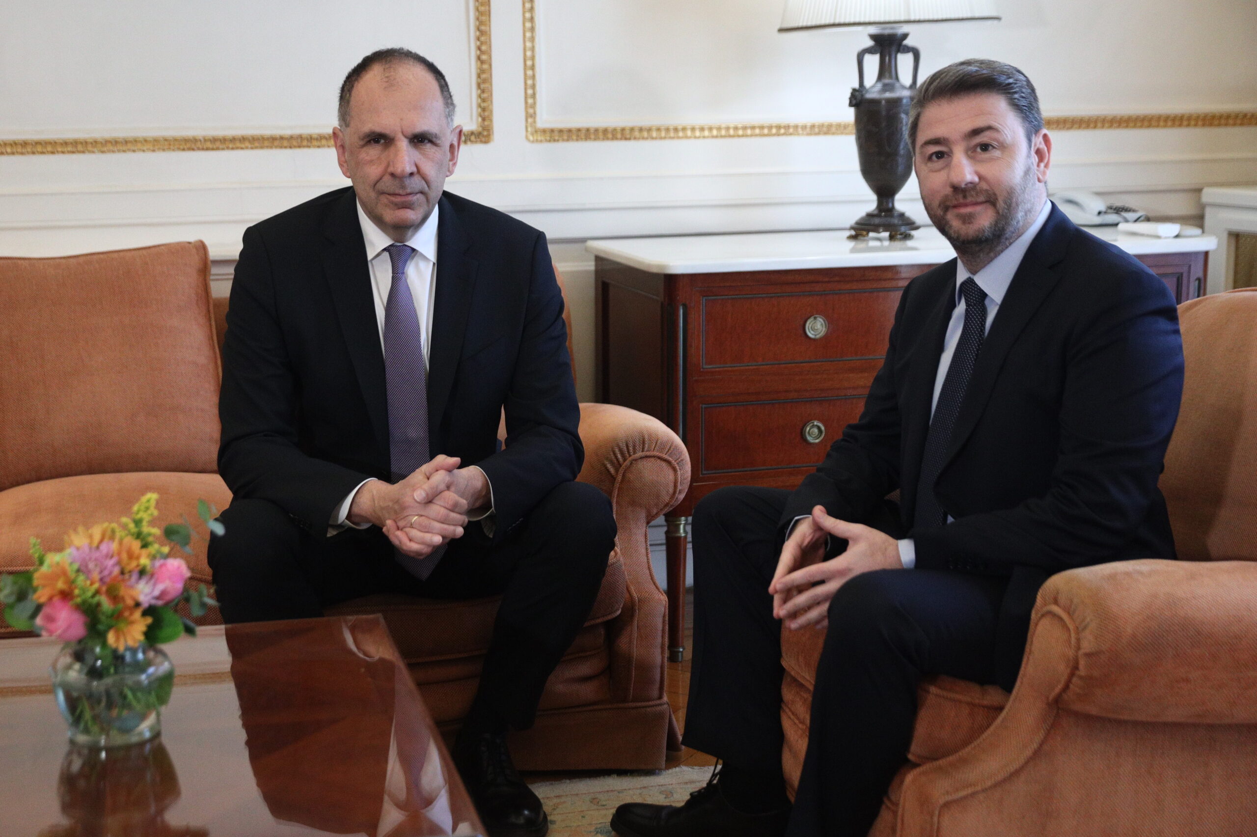 ΕΝΗΜΕΡΩΣΗ ΑΠΟ ΤΟΝ ΥΠΟΥΡΓΟ ΕΞΩΤΕΡΙΚΩΝ ΓΙΩΡΓΟ ΓΕΡΑΠΕΤΡΙΤΗ ΤΩΝ ΑΡΧΗΓΩΝ ΤΩΝ ΠΟΛΙΤΙΚΩΝ ΚΟΜΜΑΤΩΝ / ΣΥΝΑΝΤΗΣΗ ΜΕ ΤΟΝ ΠΡΟΕΔΡΟ ΤΟΥ ΠΑΣΟΚ-ΚΙΝΗΜΑΤΟΣ ΑΛΛΑΓΗΣ ΝΙΚΟ ΑΝΔΡΟΥΛΑΚΗ (ΓΙΑΝΝΗΣ ΠΑΝΑΓΟΠΟΥΛΟΣ/EUROKINISSI)