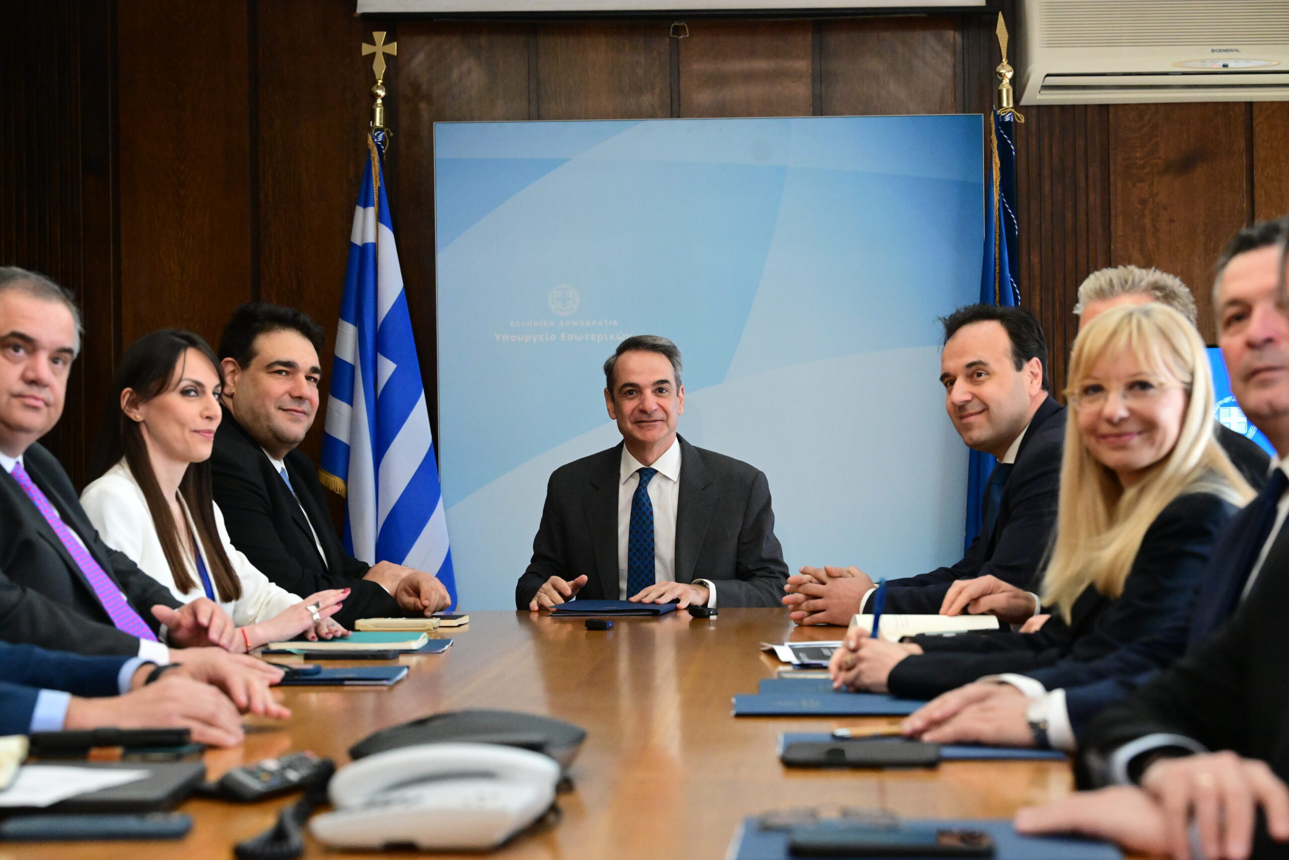 [376736] ΕΠΙΣΚΕΨΗ ΤΟΥ ΠΡΩΘΥΠΟΥΡΓΟΥ ΚΥΡΙΑΚΟΥ ΜΗΤΣΟΤΑΚΗ ΣΤΟ ΥΠΟΥΡΓΕΙΟ ΕΣΩΤΕΡΙΚΩΝ  (ΤΑΤΙΑΝΑ ΜΠΟΛΑΡΗ/EUROKINISSI)