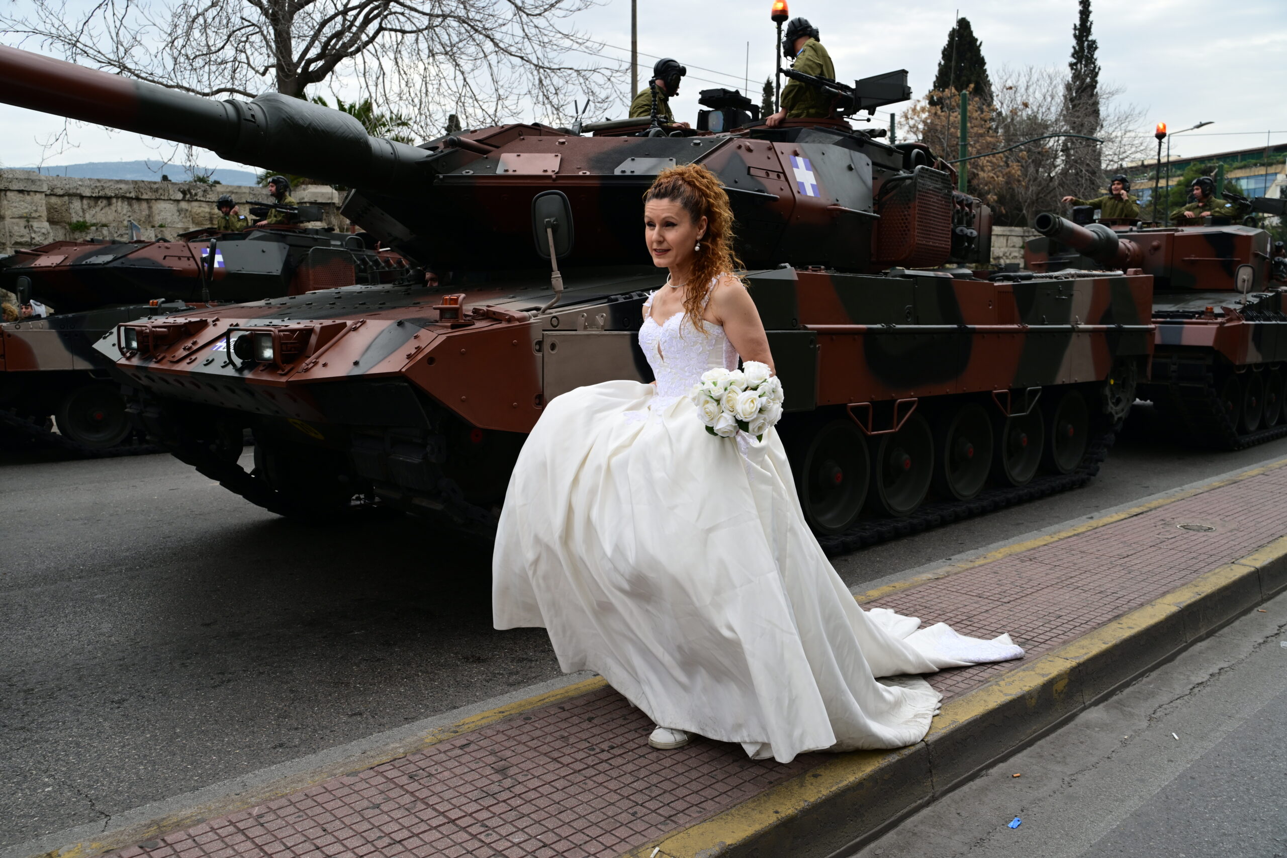 Ζευγάρι γιόρτασε την επέτειο του γάμου του στην στρατιωτική παρέλαση στο Σύνταγμα