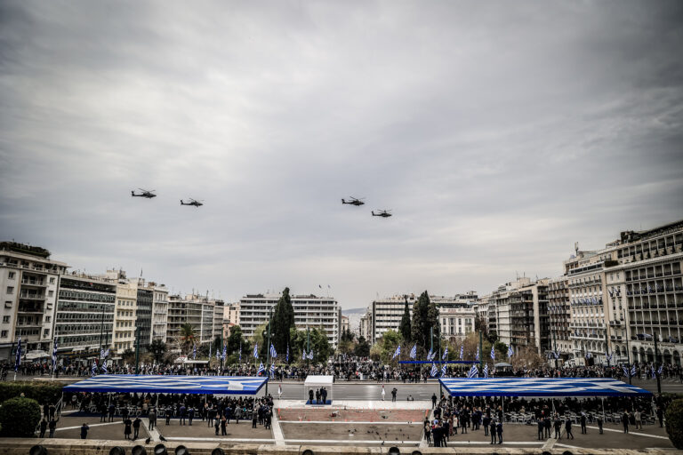 Παρέλαση 25ης Μαρτίου: Η πτήση των μαχητικών αεροσκαφών στον Αττικό ουρανό – «Φτερό με φτερό» 80 χρόνια αεροπορικής ιστορίας