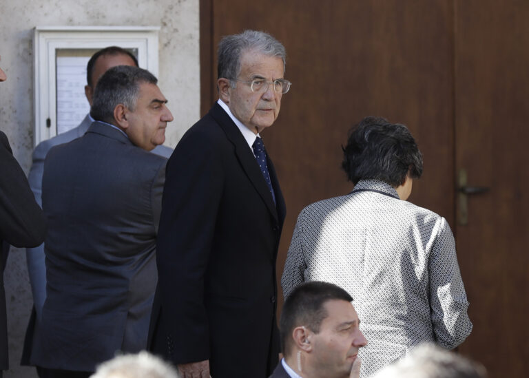 Ιταλία: Ο Ρομάνο Πρόντι τραβάει τα μαλλιά δημοσιογράφου ενοχλημένος από ερώτημα