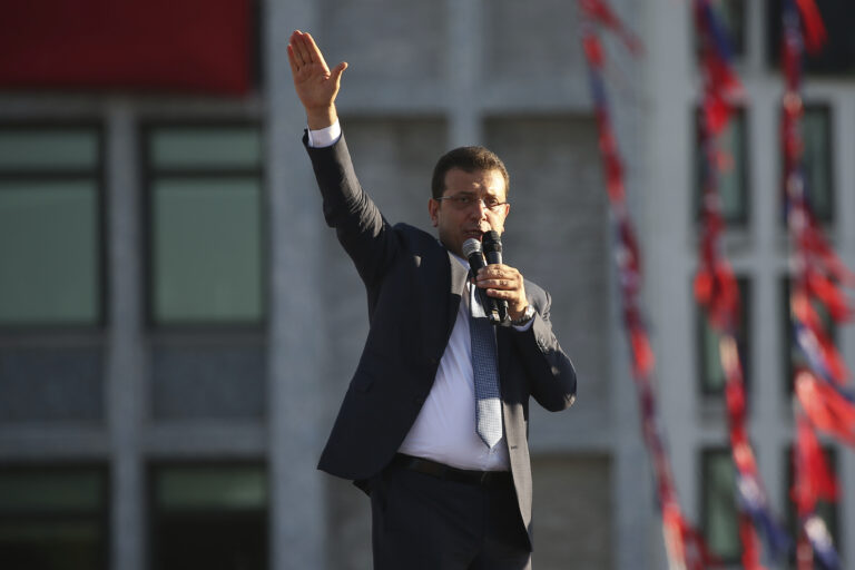 Νέα μηνύματα Ιμάμογλου από τη φυλακή: «Ανυπομονώ για τη μέρα που θα διώξουμε αυτή τη χούφτα κακών ανθρώπων, ορκίζομαι ότι θα τους κάνω να πληρώσουν»
