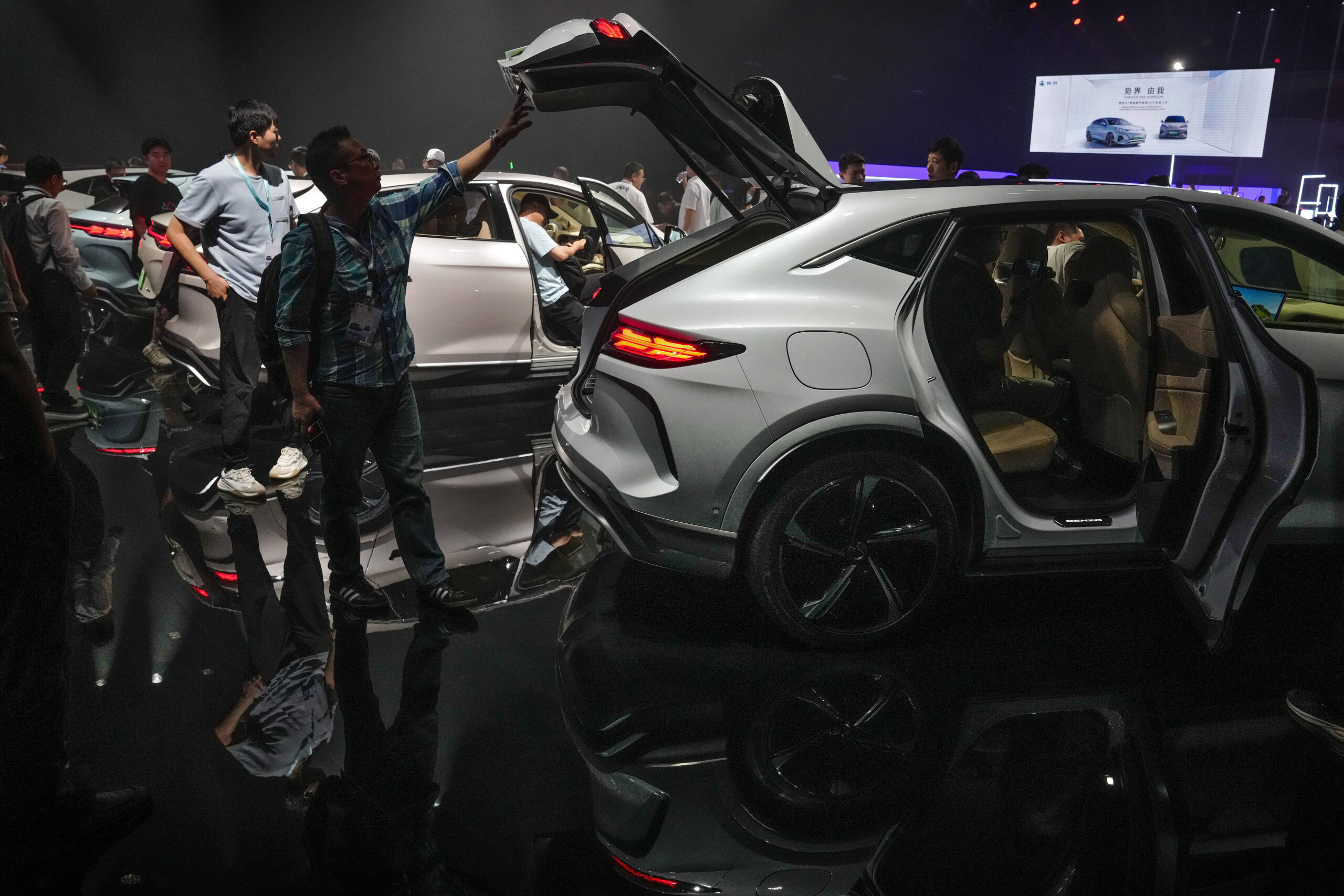 Κίνα: Η BYD ξεπέρασε για πρώτη φορά την Tesla, με ετήσιο κύκλο εργασιών ρεκόρ, πάνω από τα 100 δισεκ. δολάρια Κίνα: Η BYD ξεπέρασε για πρώτη φορά την Tesla, με ετήσιο κύκλο εργασιών ρεκόρ, πάνω από τα 100 δισεκ. δολάρια