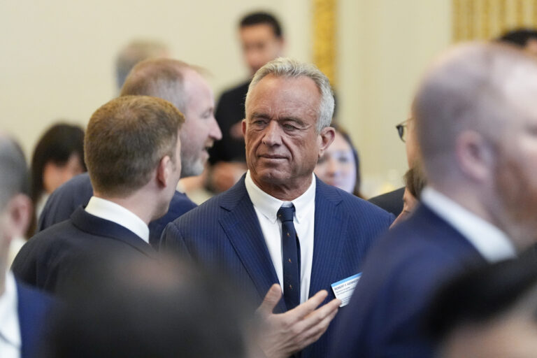 ΗΠΑ: Ο υπ. Υγείας θέλει να απαγορευτεί η αγορά ζαχαρούχων αναψυκτικών με κουπόνια τροφίμων – «Βουτιά» για τις μετοχές Coca-Cola και Pepsico