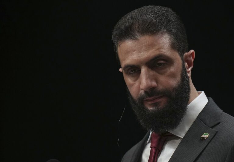 Συρία: Οι δολοφονίες Αλαουιτών απειλούν την ενότητα, λέει ο μεταβατικός πρόεδρος αλ-Σάραα – Υποσχέθηκε να τιμωρήσει τους υπεύθυνους