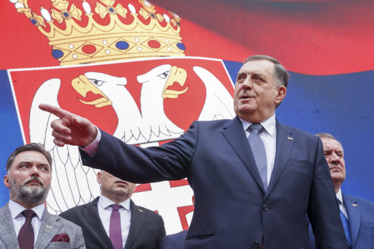 Ένταλμα σύλληψης κατά του ηγέτη των Σέρβων της Βοσνίας Μίλοραντ Ντόντικ