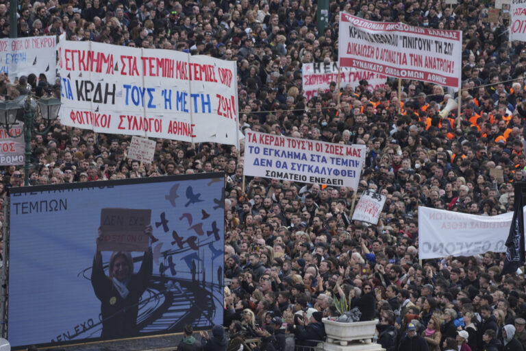 Τέμπη: «Κοινό αίτημα για αλήθεια και Δικαιοσύνη» λέει η κυβέρνηση – Αιχμηρή κριτική από την αντιπολίτευση