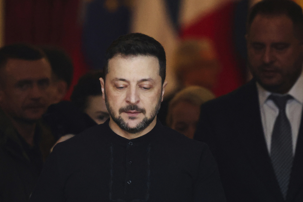 Ο Ζελένσκι πρέπει να υποχωρήσει ή να αποχωρήσει, υπονοεί η Ουάσινγκτον- «Δεν θα είναι εύκολο να αντικατασταθώ», λέει ο Ουκρανός ηγέτης