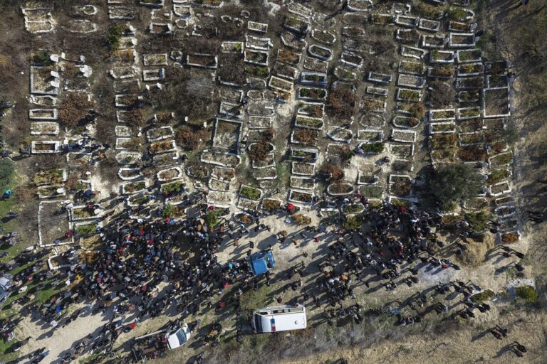 Συρία: Βίντεο που δημοσίευσε το CNN δείχνουν δυνάμεις που πρόσκεινται στον Αλ Σάρα να πανηγυρίζουν για τη σφαγή Αλαουϊτών