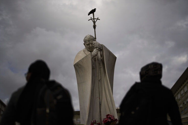 Πάπας Φραγκίσκος: Βελτιώνεται η υγεία του – Άγνωστη η ημερομηνία επιστροφής του στο Βατικανό