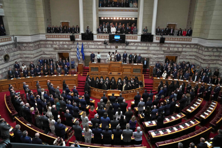 Ορκωμοσία νέου ΠτΔ Κ. Τασούλα: Παρουσίες, χειροκροτήματα και απουσίες στη Βουλή