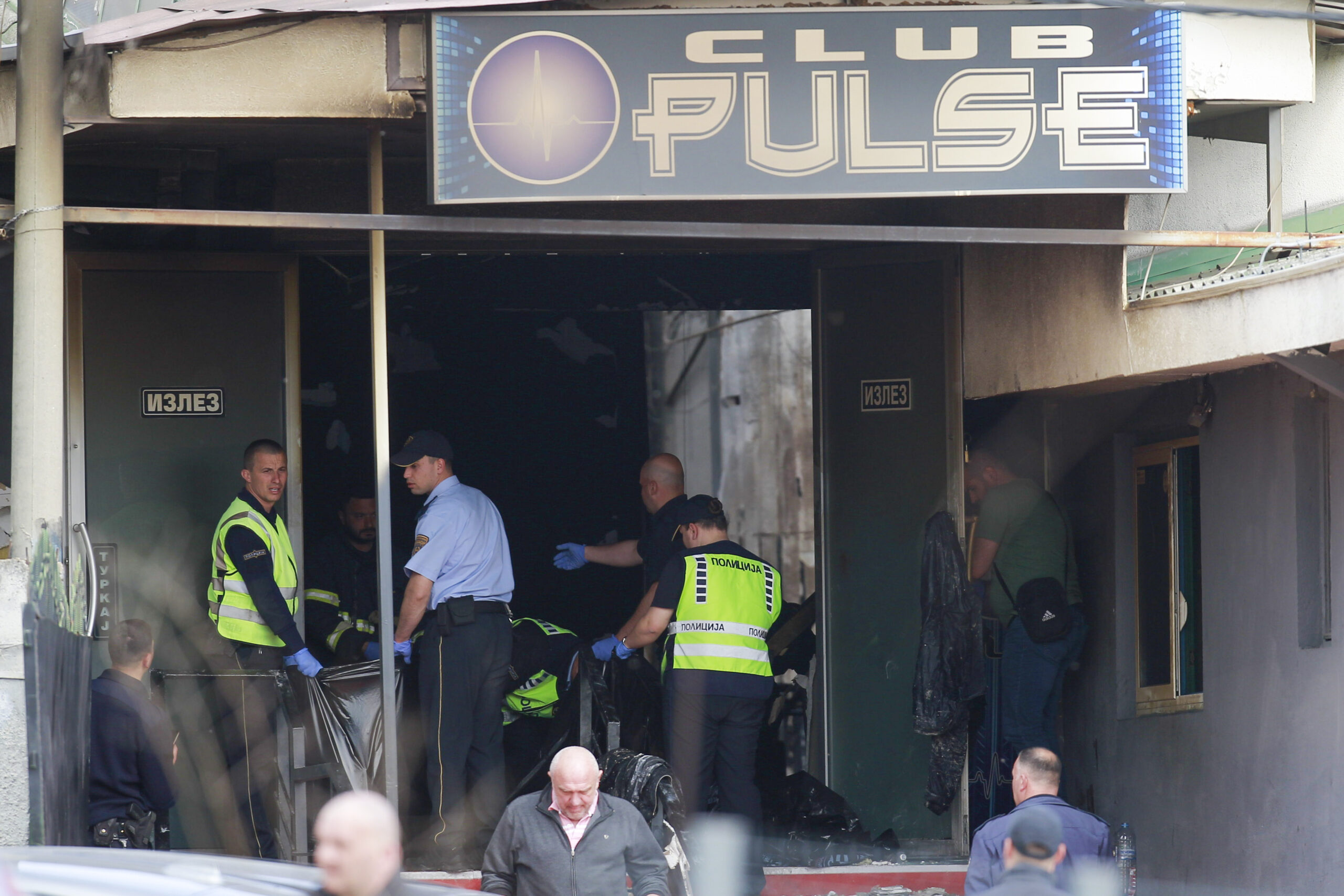 Το ΕΡΤNews στη Βόρεια Μακεδονία: Με παράνομη άδεια λειτουργούσε το κλάμπ που έγινε παγίδα θανάτου για 59 νέους – Στη Θεσσαλονίκη τρεις εγκαυματίες