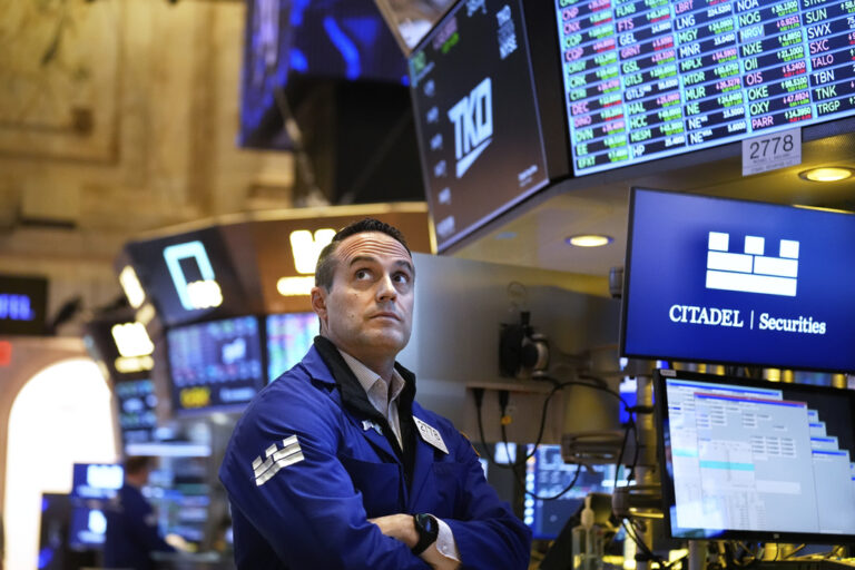 Πιέσεις στη Wall Street μετά τους δασμούς Τραμπ – Κλονίζονται και οι αυτοκινητοβιομηχανίες της Ευρώπης