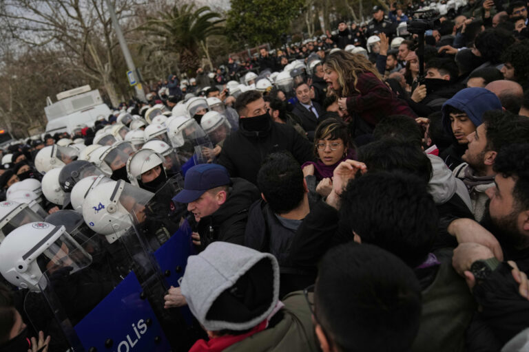 Χρήση πλαστικών σφαιρών και δακρυγόνων στη συγκέντρωση έξω από το δημαρχείο Κωνσταντινούπολης για τη σύλληψη Ιμάμογλου