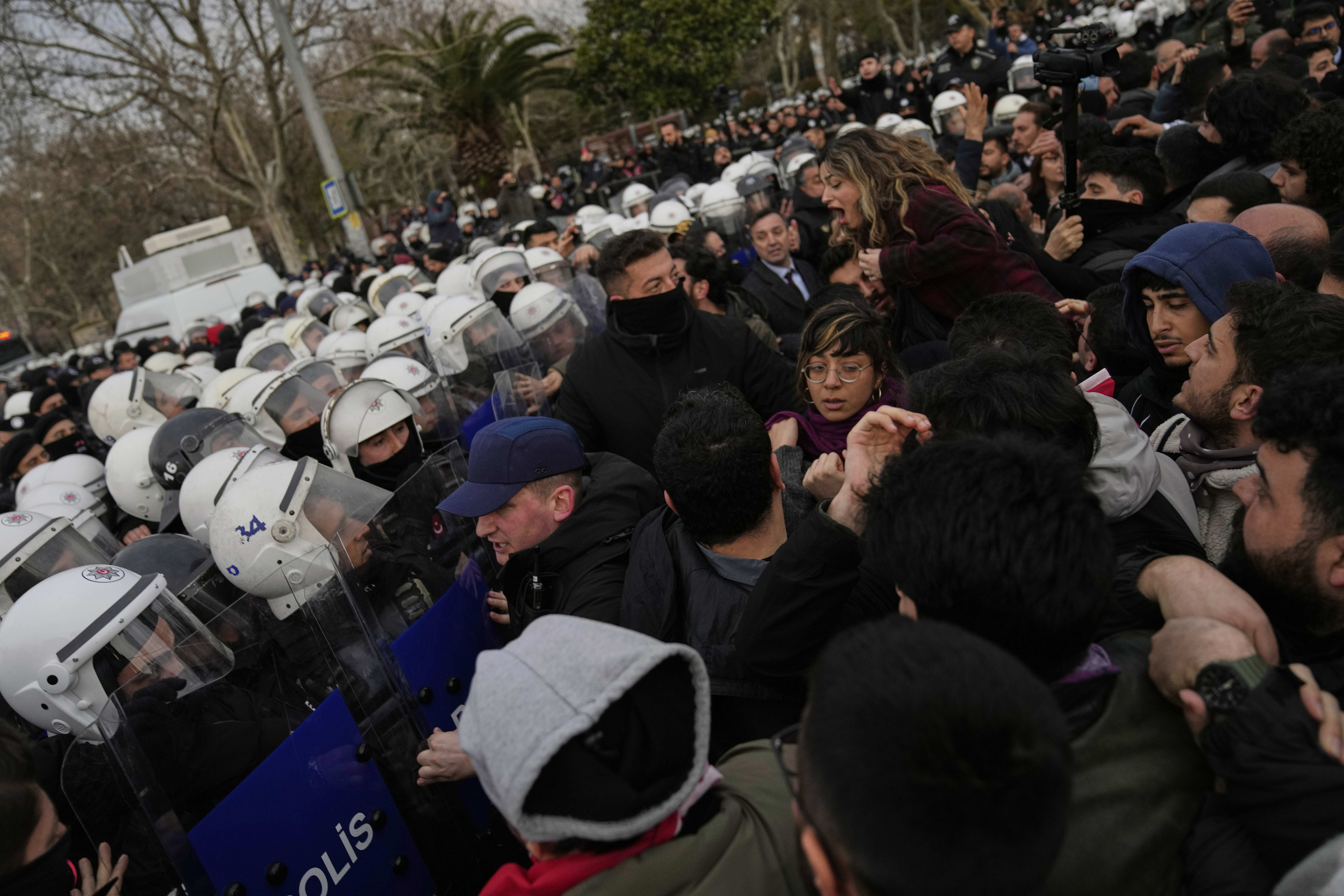 Χρήση πλαστικών σφαιρών και δακρυγόνων στη συγκέντρωση έξω από το δημαρχείο Κωνσταντινούπολης για τη σύλληψη Ιμάμογλου