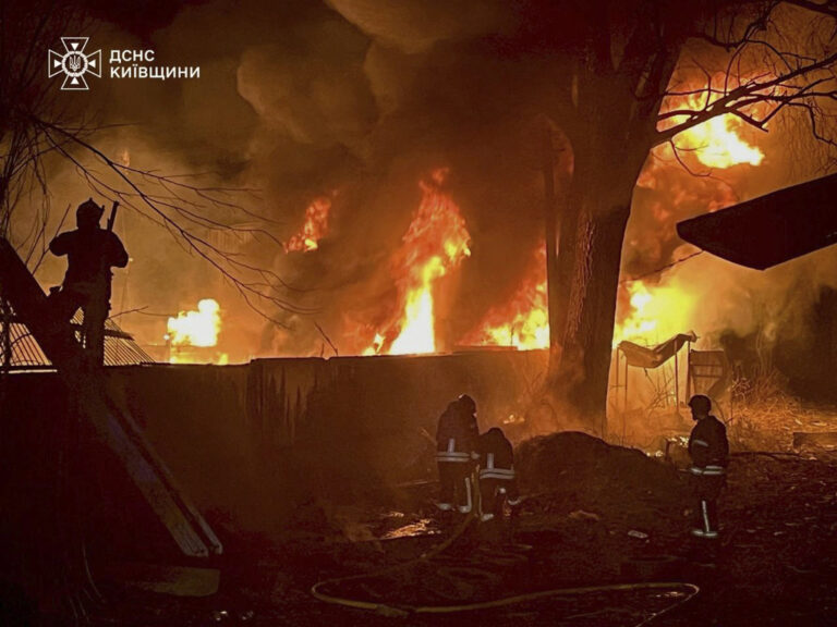 Στις φλόγες για έκτη ημέρα εγκατάσταση αποθήκευσης καυσίμων στη Ρωσία που έπληξε η Ουκρανία