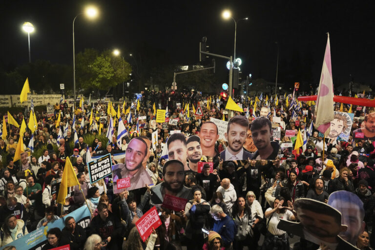 Εκατοντάδες Παλαιστίνιοι στη Γάζα διαδηλώνουν κατά της Χαμάς