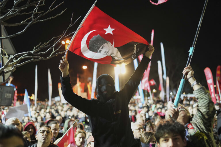 «Καζάνι που βράζει» η Τουρκία: Έφοδοι των Αρχών σε σπίτια διαδηλωτών – Πυρά Ερντογάν κατά CHP