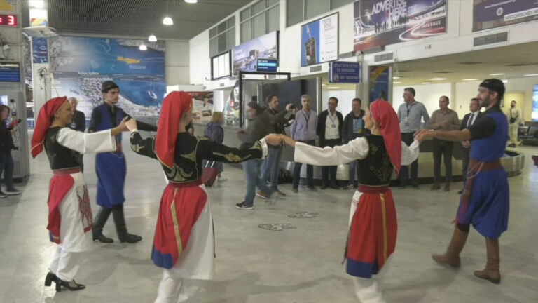Άνοιξε η τουριστική σεζόν – Θερμή υποδοχή στην Κρήτη με παραδοσιακούς χορούς και τσικουδιά