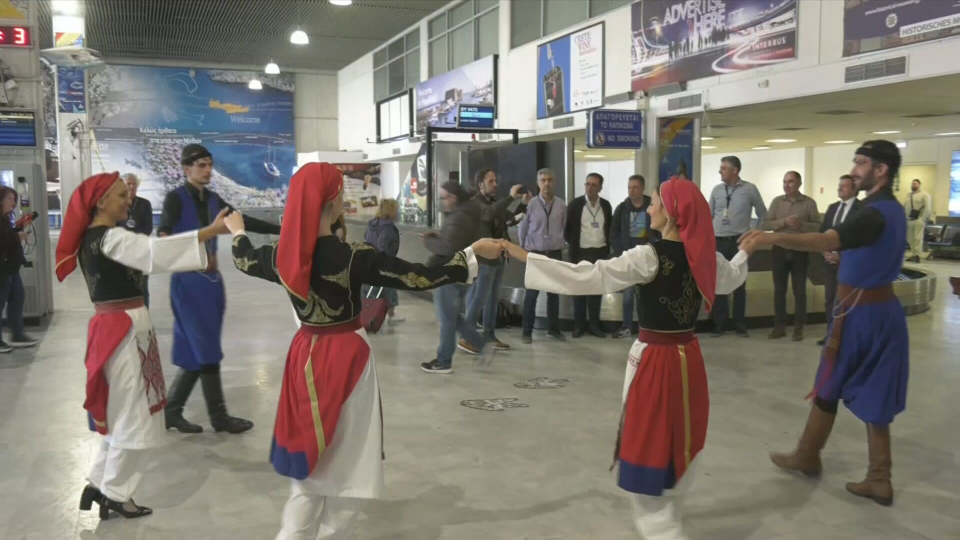 Άνοιξε η τουριστική σεζόν – Θερμή υποδοχή στην Κρήτη με παραδοσιακούς χορούς και τσικουδιά